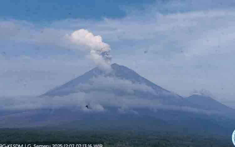 Gunung Semeru Empat Kali Erupsi dengan Tinggi Letusan 1 Km