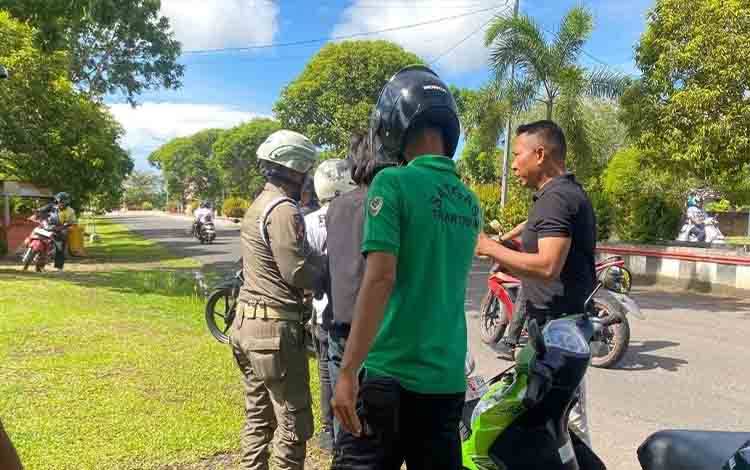 Satpol PP Seruyan Amankan ODGJ Tidur di Depan Ruko