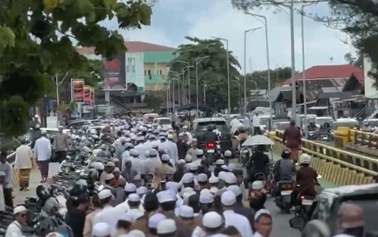 Ribuan Jemaah Padati Ruas Jalan di Martapura Jelang Pemakaman Ulama Kalsel Abuya KH Syukri Unus