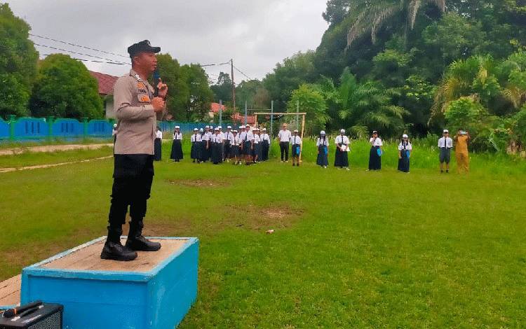 Jadi Pembina Upacara di SMPN 1 Kahut, Bhabinkamtibmas Tumbang Miri Ingatkan Siswa Jauhi Balap Liar