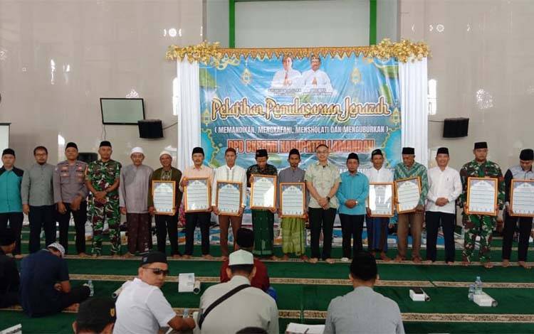 BKPRMI Lamandau Serahkan Bantuan Papan Jadwal Shalat Sepanjang Masa ke Masjid-Mushola