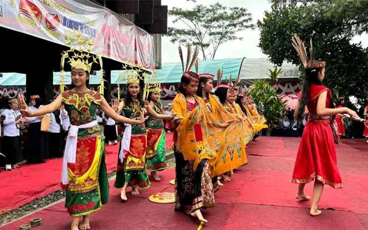 Kapuas Pecahkan Rekor MURI Mainkan Kecapi dan Karungut