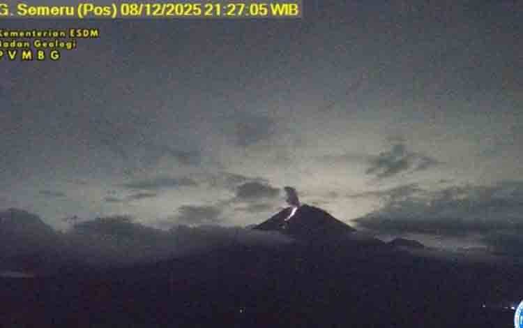 Gunung Semeru Erupsi Disertai Letusan dan Luncurkan Lava Pijar