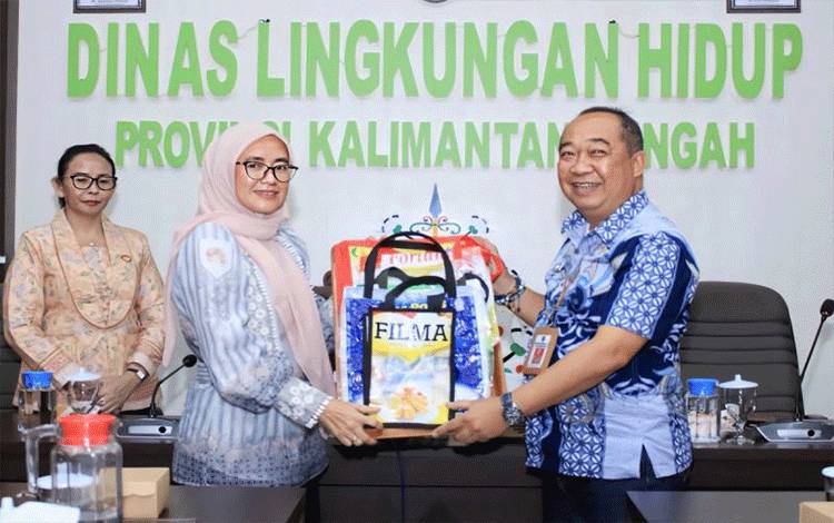 DLH Kalteng Hadirkan Produk Kerajinan Daur Ulang dari Kalampangan