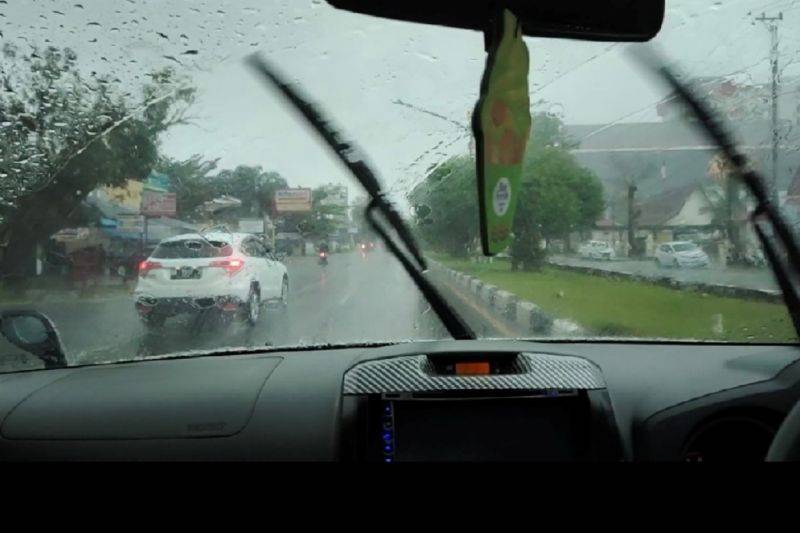 BMKG Prakirakan Hujan dan Hujan Petir Dominasi Guyur Kota Besar