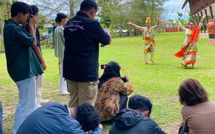 Fotografi Jadi Media Anak Muda Kobar Mengenal Budaya Daerah