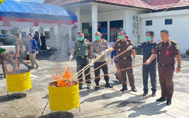 Kejaksaan Negeri Gunung Mas Musnahkan 91,41 Gram Sabu hingga Barang Bukti Tindak Pidana Lain