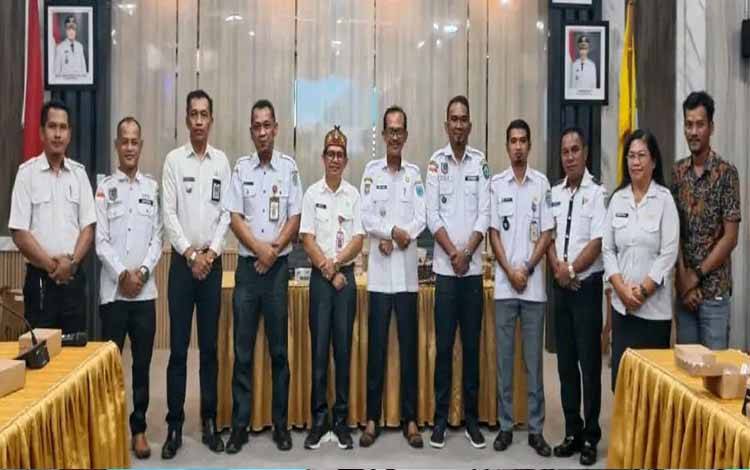 Wabup Lamandau Rapat Bahas Pembangunan Jaringan Listrik Desa di Kecamatan Belantikan Raya