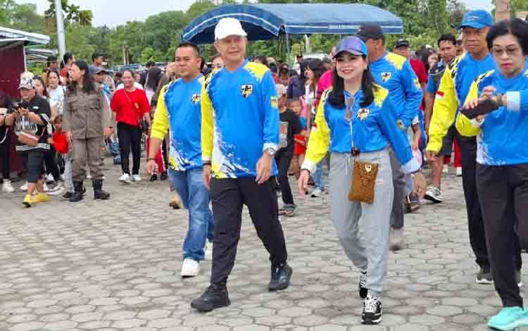 Bupati bersama Wakil Bupati Gumas Ikut Jalan Sehat di Kuala Kurun