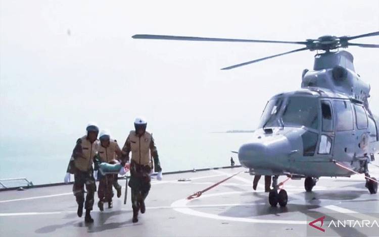 TNI AL Evakuasi Anak Patah Tulang Kaki di Aceh dengan Helikopter