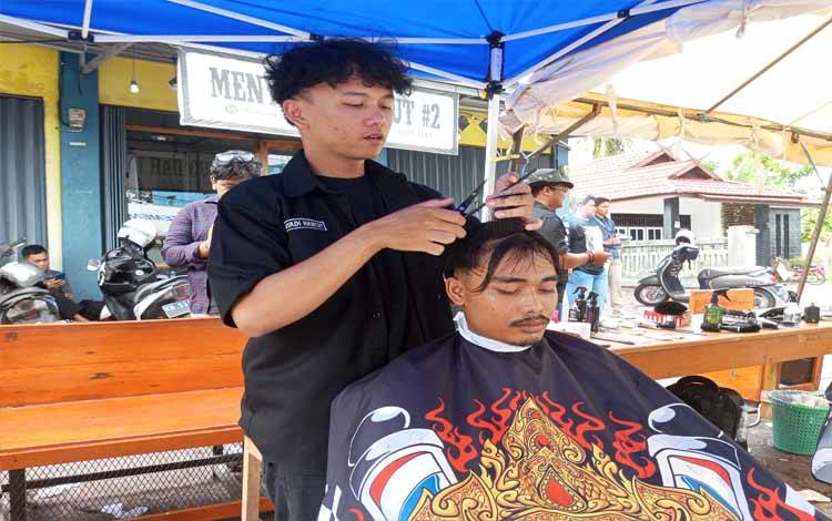 Dari Kobar untuk Sumatera: Menyadi Haircut Gelar Potong Rambut Bayar Seikhlasnya untuk Korban Bencana