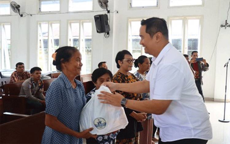 Kapolres Kobar Bersama Panitia Natal 2025 Salurkan Bansos Sembako kepada Jemaat GKE Sion Sungai Rangit