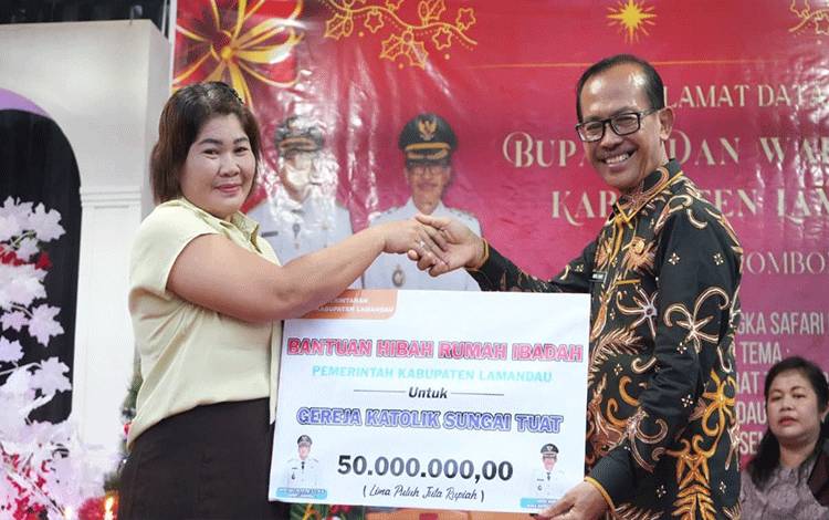 Pemerintah Lamandau Berikan Bantuan saat Safari Natal di Tanjung Beringin