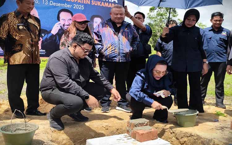 Faridawaty Lakukan Peletakan Batu Pertama Kantor Nasdem Sukamara