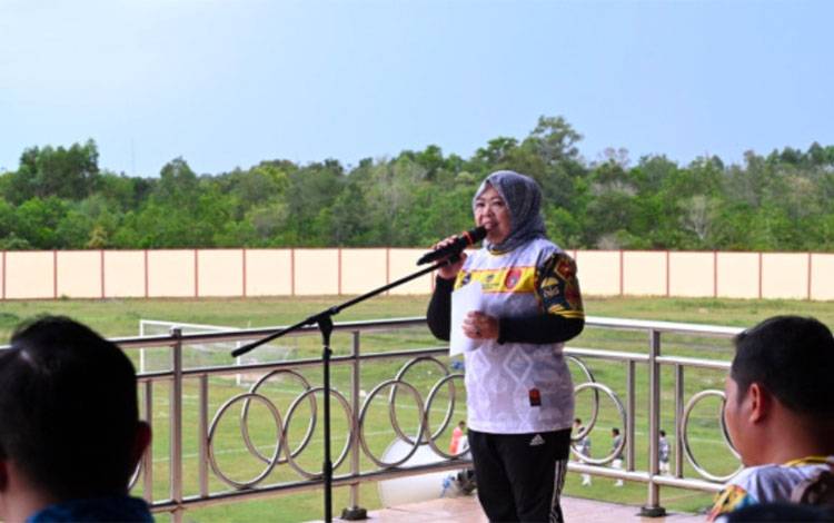 Tutup Turnamen Sepak Bola Bupati Cup 2025, Nurhidayah Ingin Pemain Kobar Tingkatkan Prestasi
