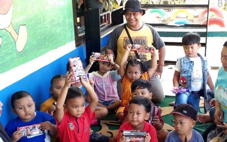 Kak Nono, dari Perpustakaan Sekolah Menyalakan Gerakan Literasi