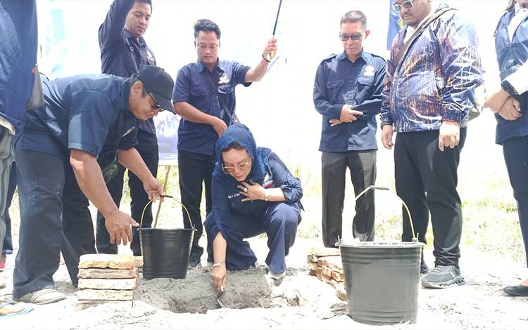NasDem Seruyan Resmi Bangun Kantor Baru, Faridawaty Darland Atjeh Letakkan Batu Pertama