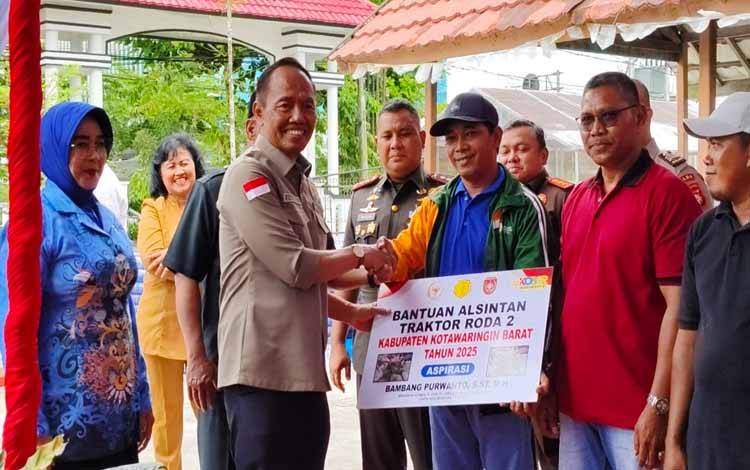 Bambang Purwanto Salurkan Bantuan Alsintan Kementan untuk Petani Kobar