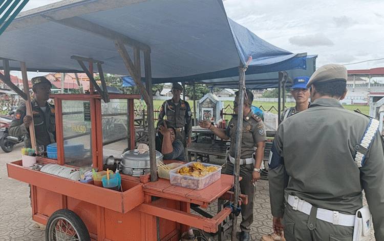 Satpol PP Seruyan Tertibkan PKL di Depan Lapangan Gagah Lurus