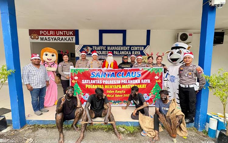 Santa Claus Satlantas Polresta Palangka Raya Kunjungi Panti Asuhan Jelang Natal