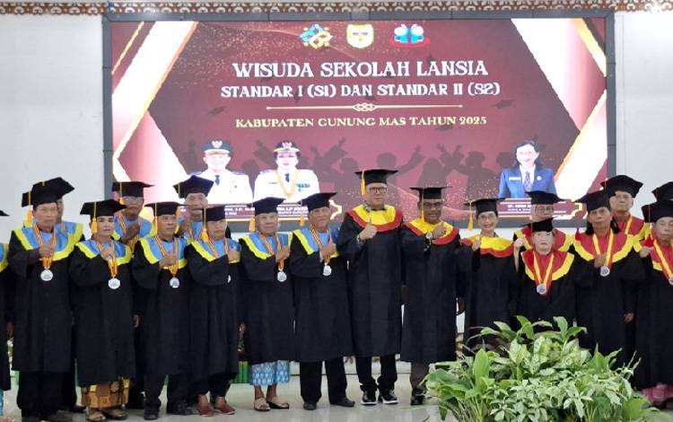 Puluhan Orang di Gunung Mas Ikut Wisuda Sekolah Lansia