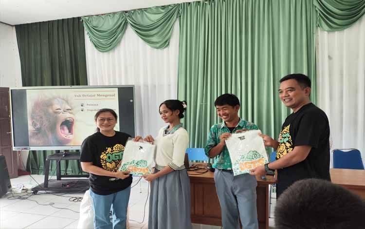 Kolaborasi BOSF dan PT SSMS Tbk Edukasi Siswa SMAN 1 Jabiren Raya tentang Konservasi Orangutan