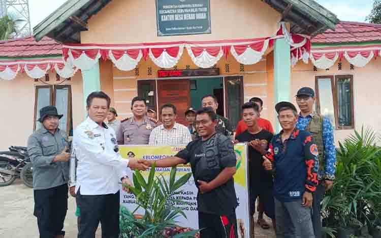 Bupati Seruyan Serahkan Ribuan Bibit Sawit Unggul ke Kelompok Tani Desa Mekar Indah