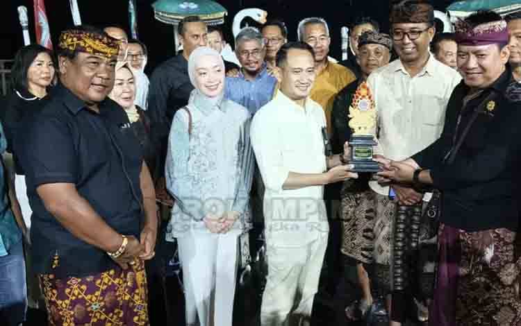 Pemko Palangka Raya Berkomitmen Kembangkan Budaya Dayak bagi Generasi Muda