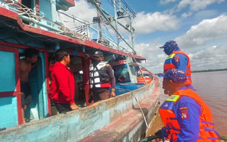 Perahu Klotok Nelayan Pecah Dihantam Ombak di Muara Kahayan, Korban Tenggelam Masih Dicari