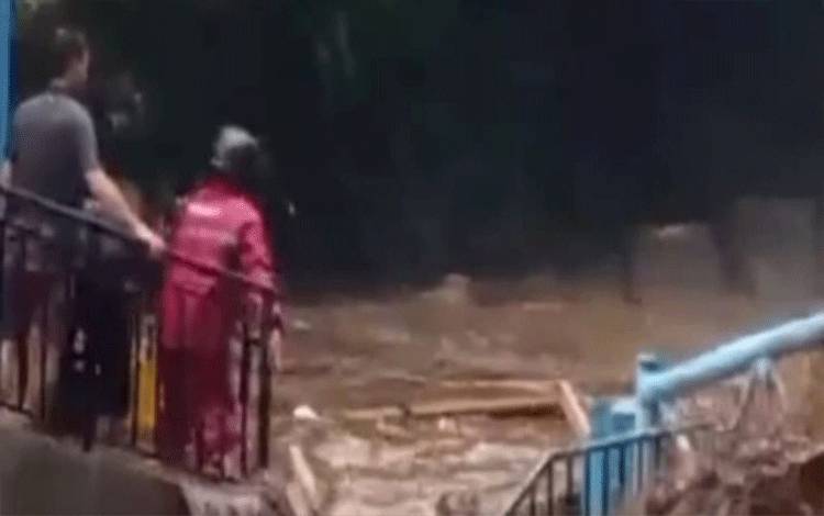 Banjir Bandang Landa Kawasan Objek Wisata Guci Tegal