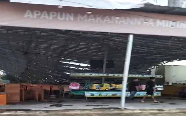 Atap Warkop Agam Mie Bangladesh di Sampit Roboh Diterjang Angin Kencang