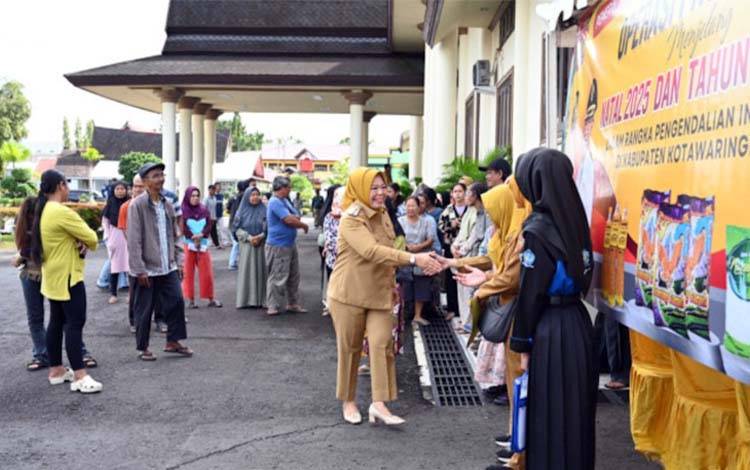 Kendalikan Inflasi Jelang Nataru, Pemkab Kobar Salurkan 2000 Paket Sembako