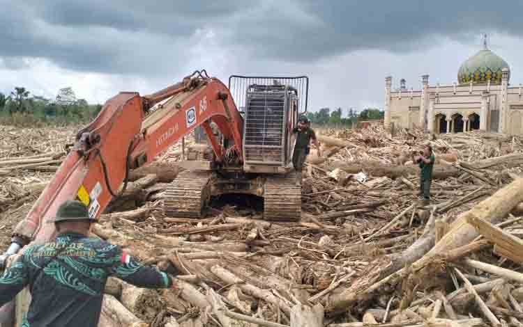 Wamenhut Pastikan Upaya Percepatan Pembersihan Kayu Terseret Banjir