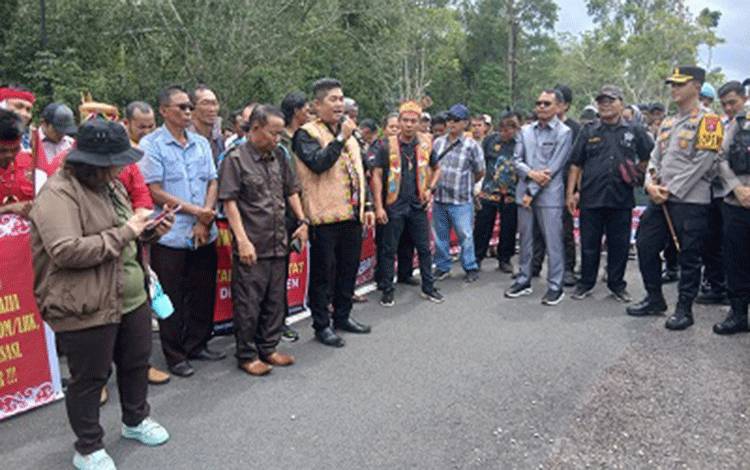 Kesatuan Masyarakat Hukum Adat Katingan Gelar Aksi Tolak Satgas Halilintar di Kantor DPRD