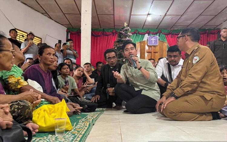 Tinjau Gereja Posko Bencana, Gibran Tegaskan Rumah Rusak Dibangun Lagi