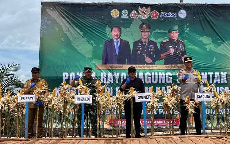 Kapolda Irjen Pol Iwan Kurniawan: Panen Jagung PT MKM Terbesar di Kalteng