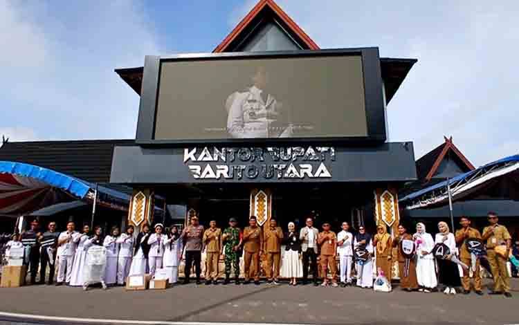 Pemkab Barut Serahkan Alkes dan Armada Damkar