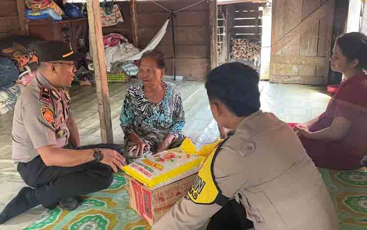 Kapolsek Lamandau Bagikan Bansos untuk Lansia dan Disabilitas Jelang Natal