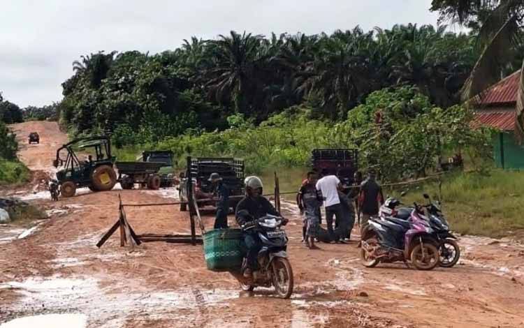 Jalan Perigi - Simpang Sepaku Rusak, Warga Batasi Akses Truk Bermuatan Besar