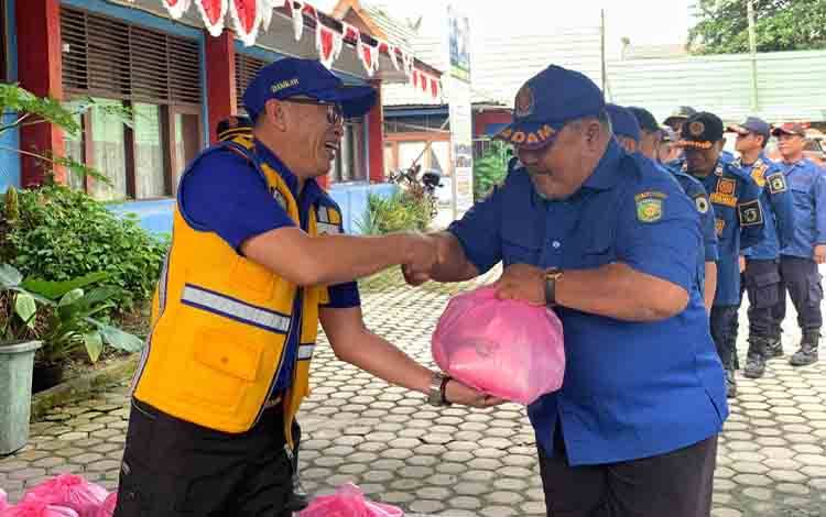 Disdamkarmat Palangka Raya Bagikan Parcel Akhir Tahun, Apresiasi Kerja Keras Pegawai