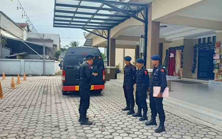 Polda Kalteng Lakukan Pengamanan Ibadah Natal, Satbrimob Bantu Sterilisasi 8 Gereja