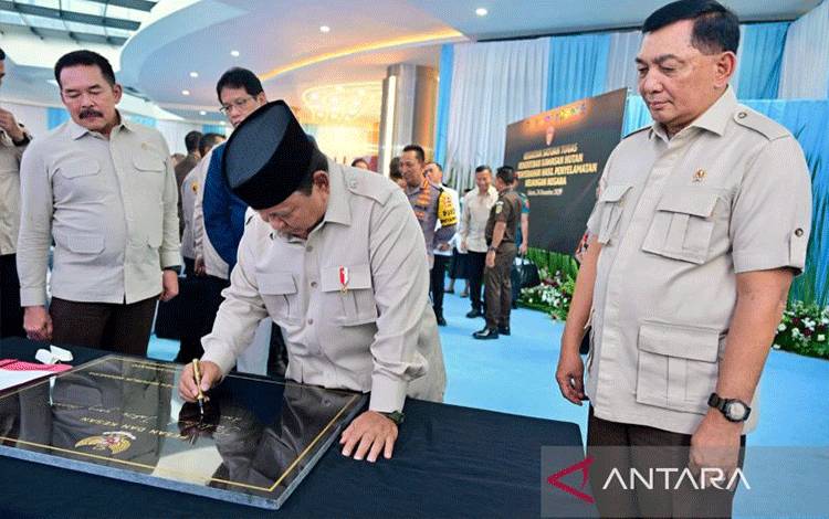 Prabowo Tulis Pesan di Kejaksaan Agung: Jadilah Jaksa Berani dan Jujur