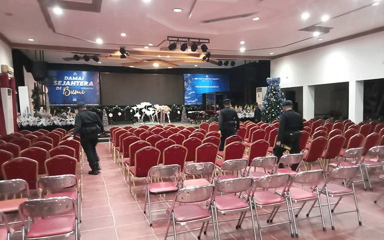 Polres Kotim dan Tim Gegana lakukan Sterilisasi Gereja