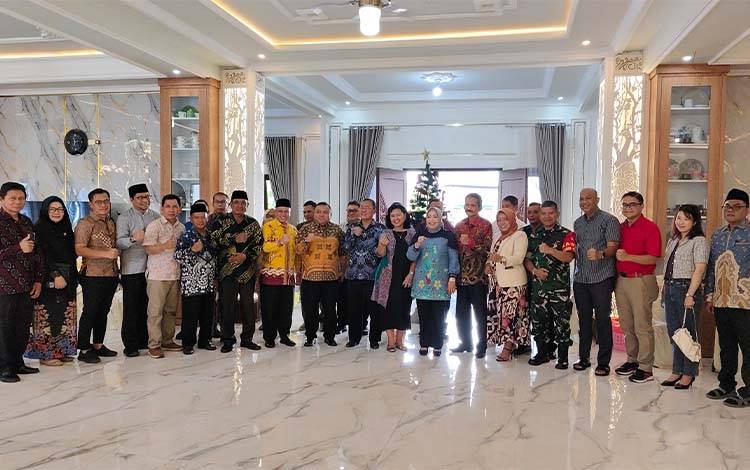 Wujud Kebersamaan, Bupati Kobar Pimpin Safari Natal 2025