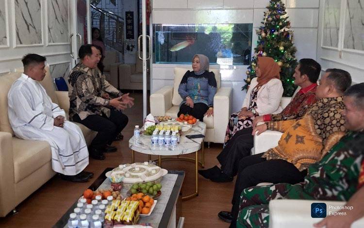 Bupati Kobar Ajak Perkuat Kerukunan Umat Beragaka Saat Safari Natal