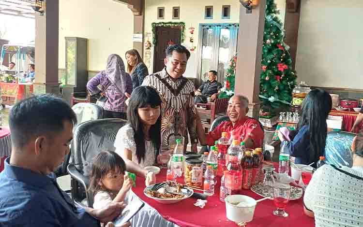 Suasana Penuh Kekeluargaan Warnai Open House Natal Ketua DPRD Kotim