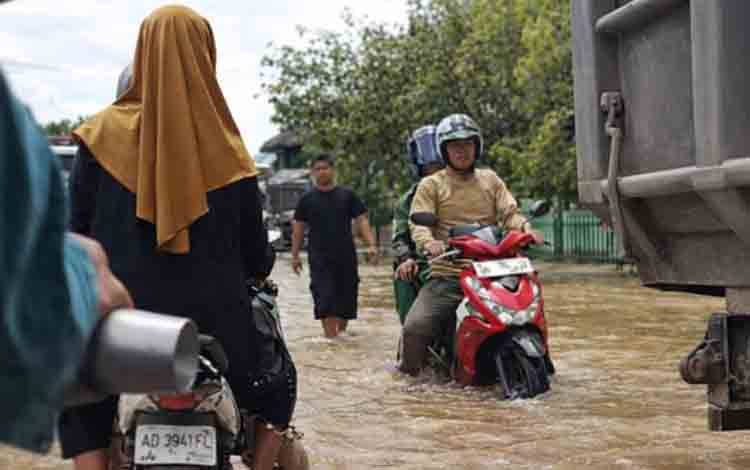 Jemaah Sekumpul Asal Kalteng Diimbau Hindari Jalan Martapura Lama Akibat Banjir