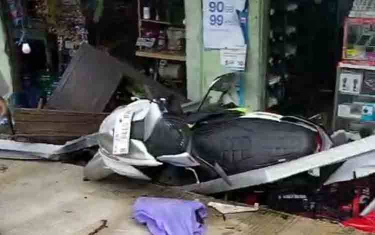 Mobil Tabrak Motor Sedang Parkir, Properti Warung Ikut Terdampak