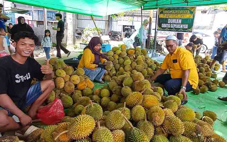 Durian Gratis di Sampit untuk Jemaah Haul Guru Sekumpul