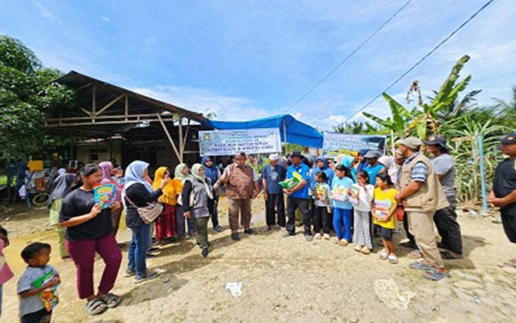 Bantuan Beras 50 Kg dari Posko USU Disalurkan ke Korban Banjir